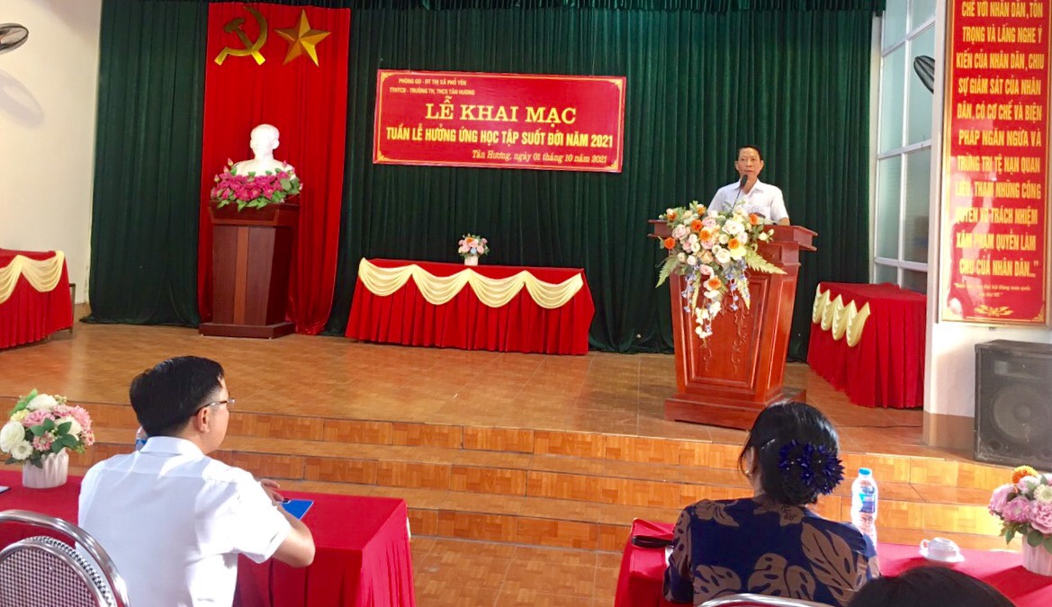Đc Nguyễn Văn Du- PBT TT Đảng ủy xã Tân Hương lên phát biểu khai mạc Tuần lễ hưởng ứng học tập suốt đời năm 2021